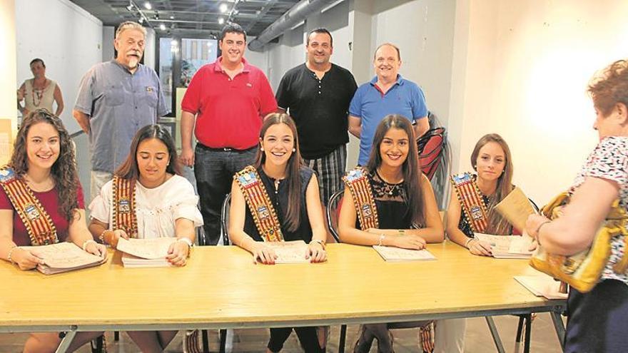 la reina y damas de nules reparten el libro festivo