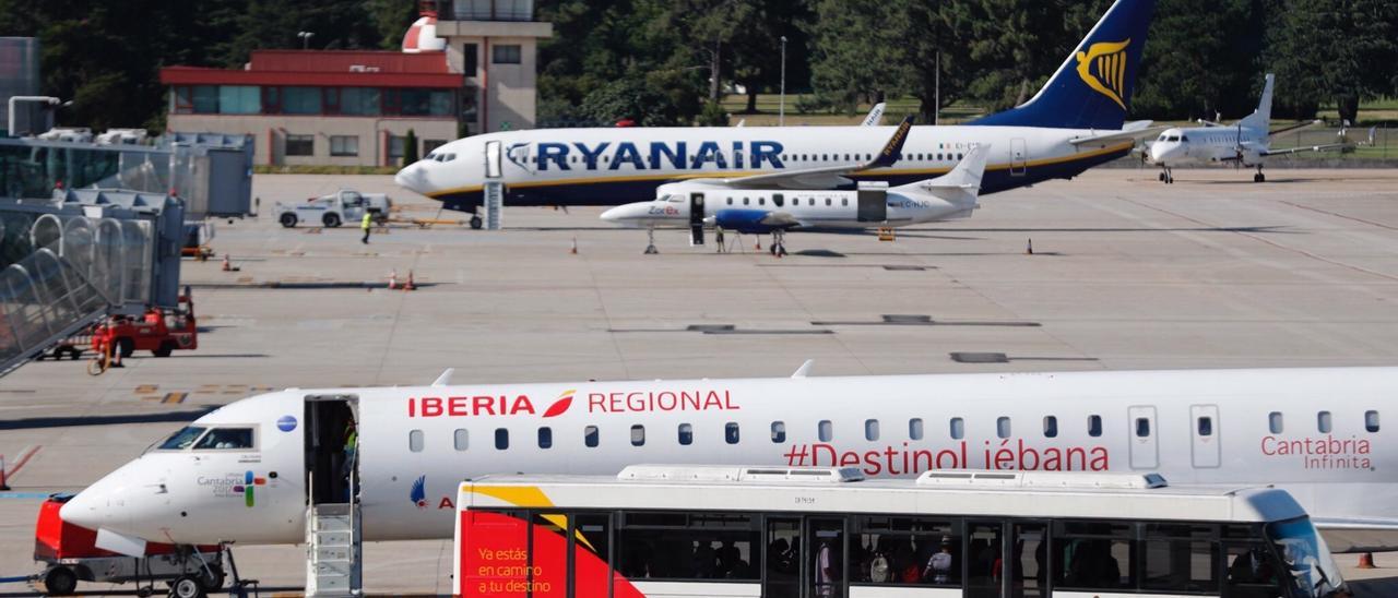 Un avión de Ryanair y otro de Air Nostrum en el aeropuerto de Vigo.
