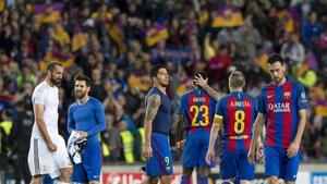 Semblante serio para los Messi  Suarez y Busquets al quedar eliminados al final del partido de vuelta de los cuartos de final de la liga de campeones entre el Barça y la Juventus.  
