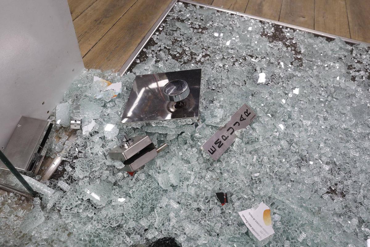 Girona. Carrer Joan Maragall 50. Robatori botiga de telefons mobils Sky Tec.