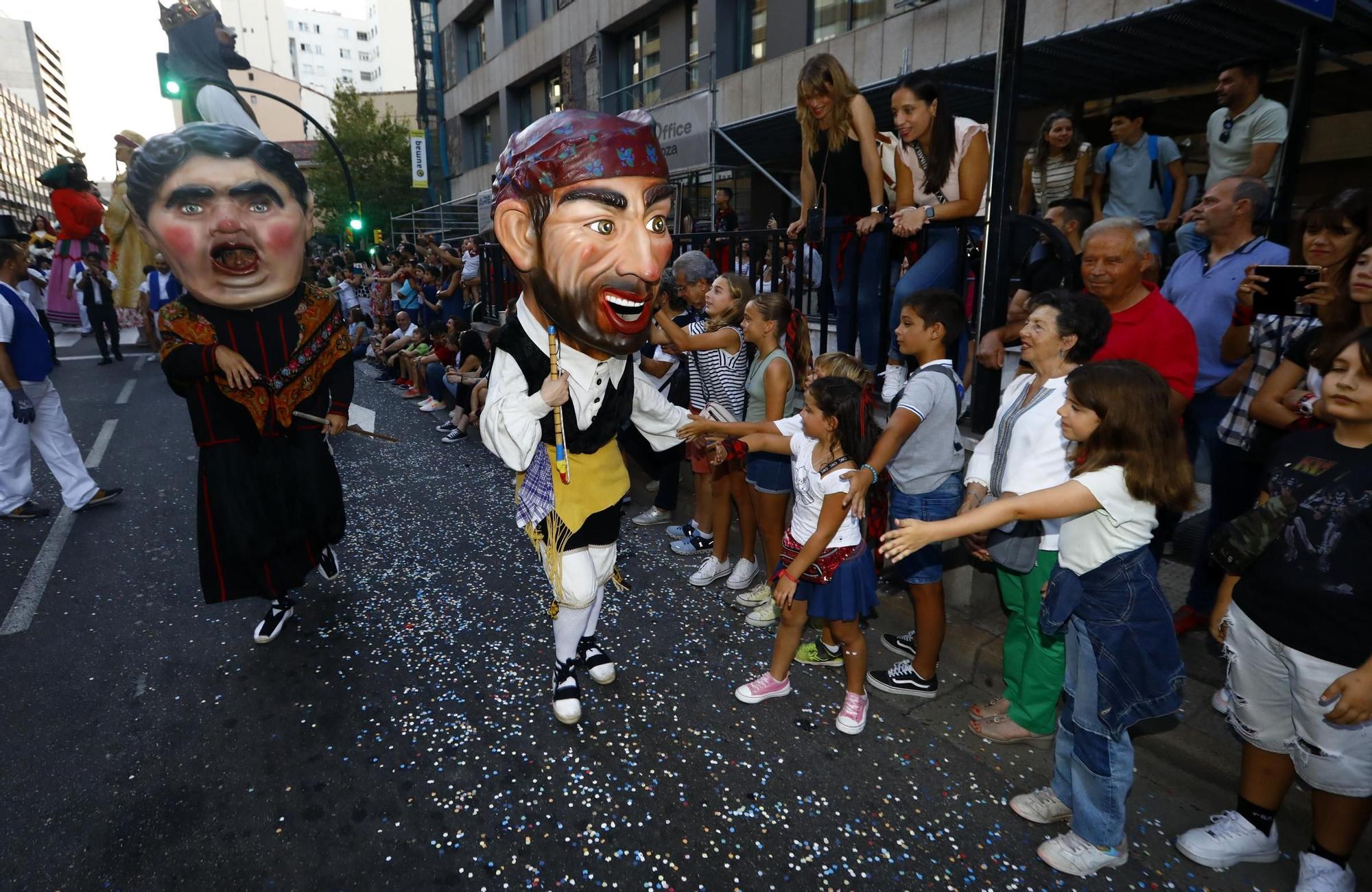 EN IMÁGENES | Las calles de Zaragoza se llenan de alegría con el desfile del pregón