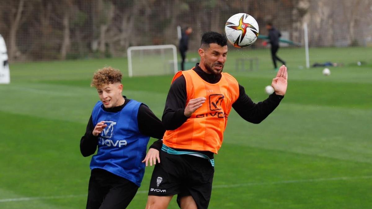 Willy Ledesma y Simo Bouzaidi pelean por el balón en la Ciudad Deportiva.