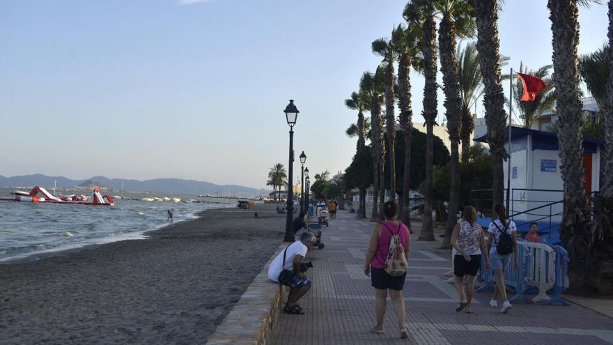 Ingresan de urgencia a una mujer tras ser rescatada inconsciente del agua en Los Alcázares