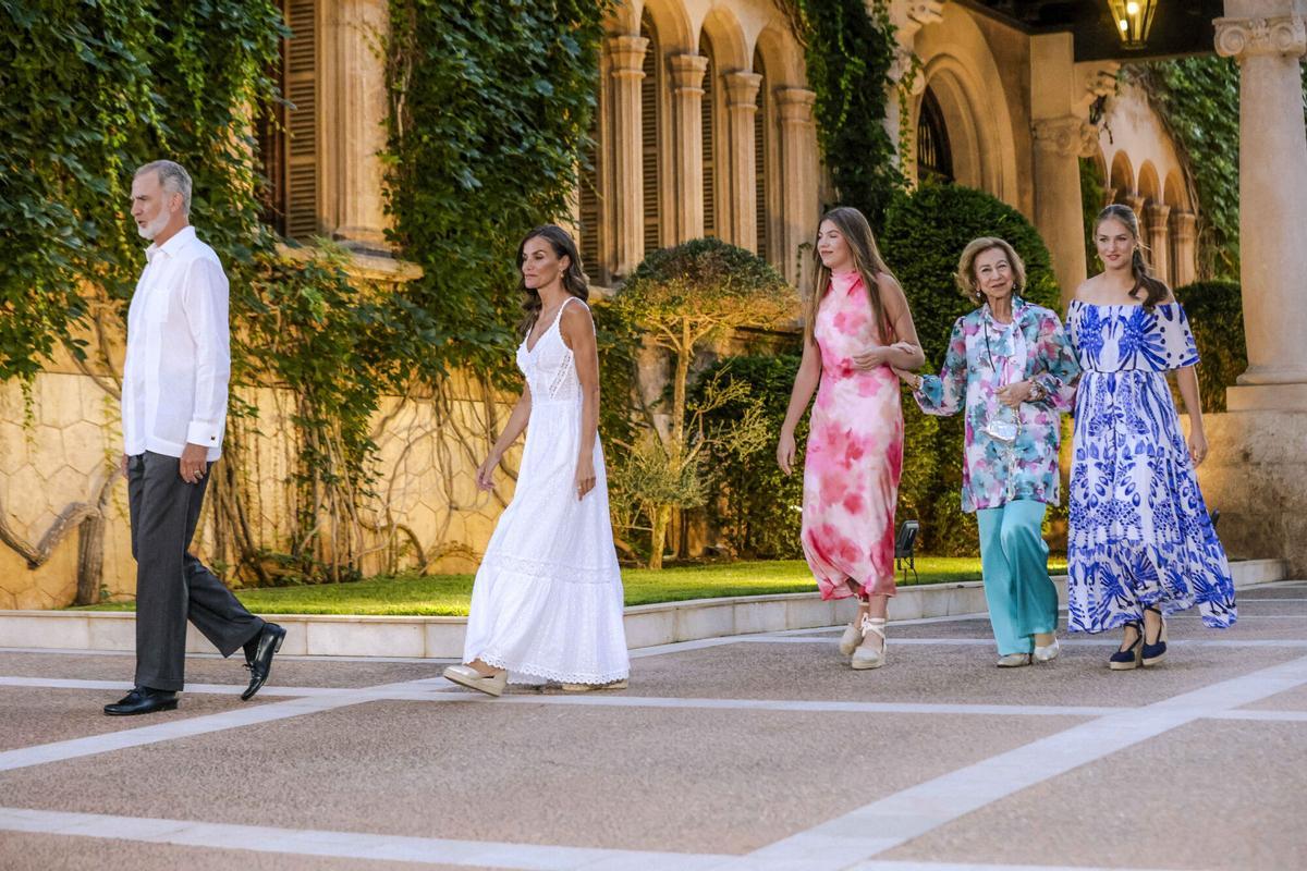 Leonor y Sofía se estrenan en la recepción oficial de Marivent en 2025 Leonor y Sofía se estrenan en la recepción oficial de Marivent en 2025