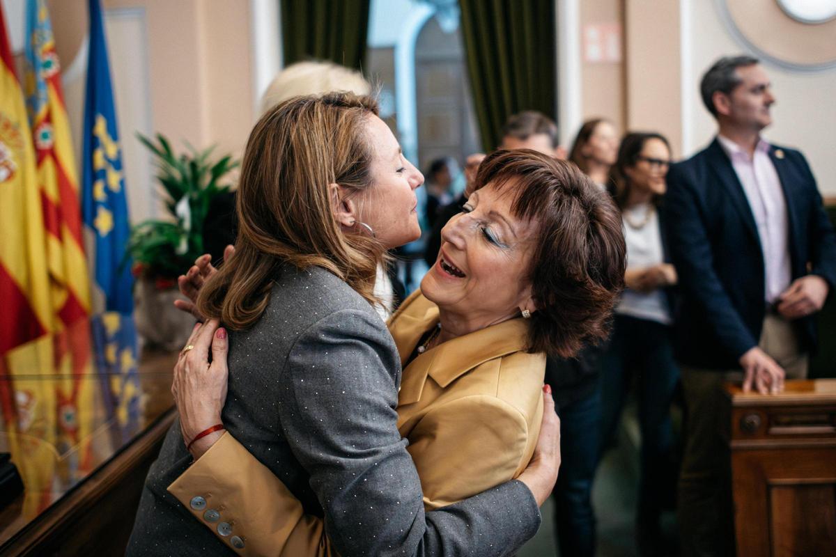 Carrasco felicita a Esteller, este viernes, en el salón de plenos del Ayuntamiento de Castelló.