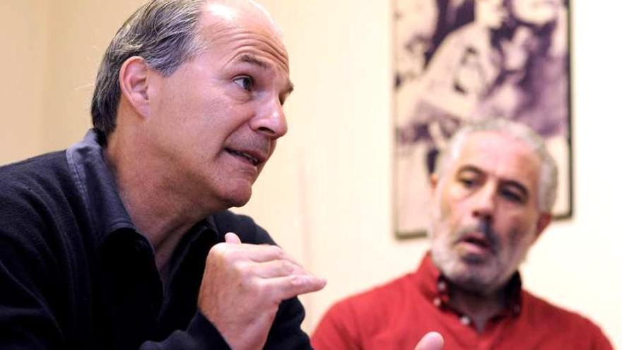 Mariano Bergés y el hermano de Valentín, Lolo Temes, ayer en la delegación de FARO.