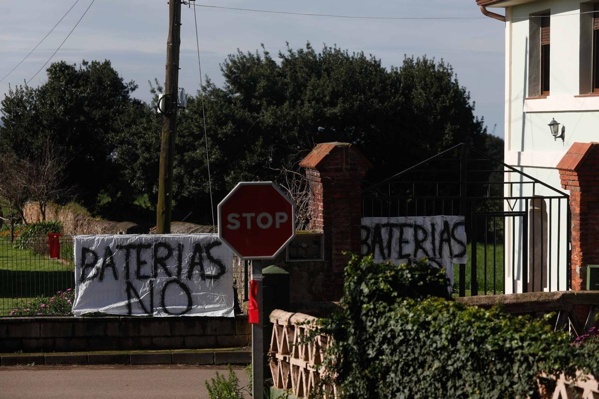 Pancartas contra los parques de baterías en Gozón