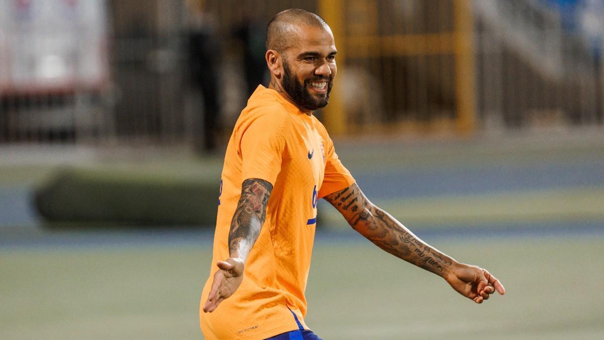 Dani Alves, entrenando antes de la Supercopa de España