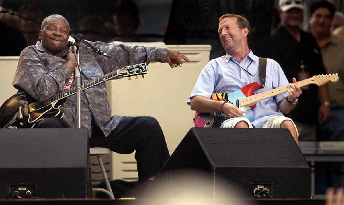 B.B. King bromea con Eric Clapton durante una jam sesión, en junio del 2004 en Dallas. 