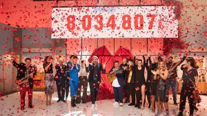 Los presentadores, ante el marcador final de ’La Marató’ de TV-3 de 2022.