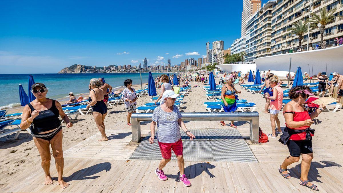 Turistas del Imserso en Benidorm.