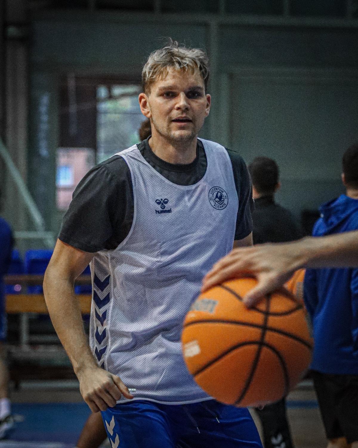 Sebastian Aris en su primer entrenamiento con el HLA Alicante.