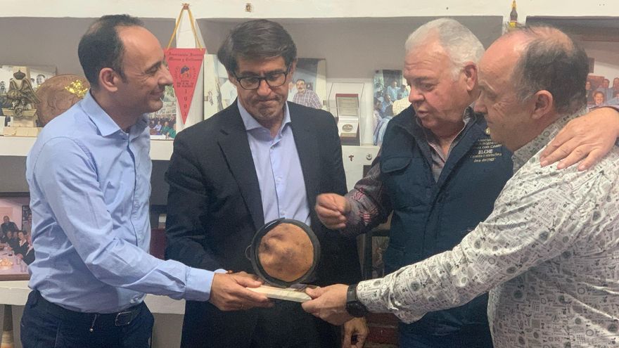 La Policía Local de Elche recibe el galardón de Costrero de Honor