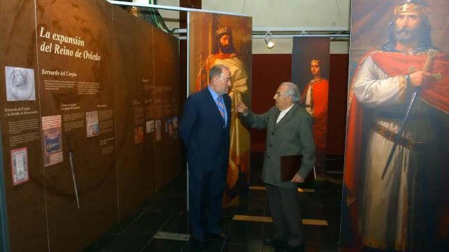 Gabino de Lorenzo y Gustavo Bueno durante la inauguración de la muetra.