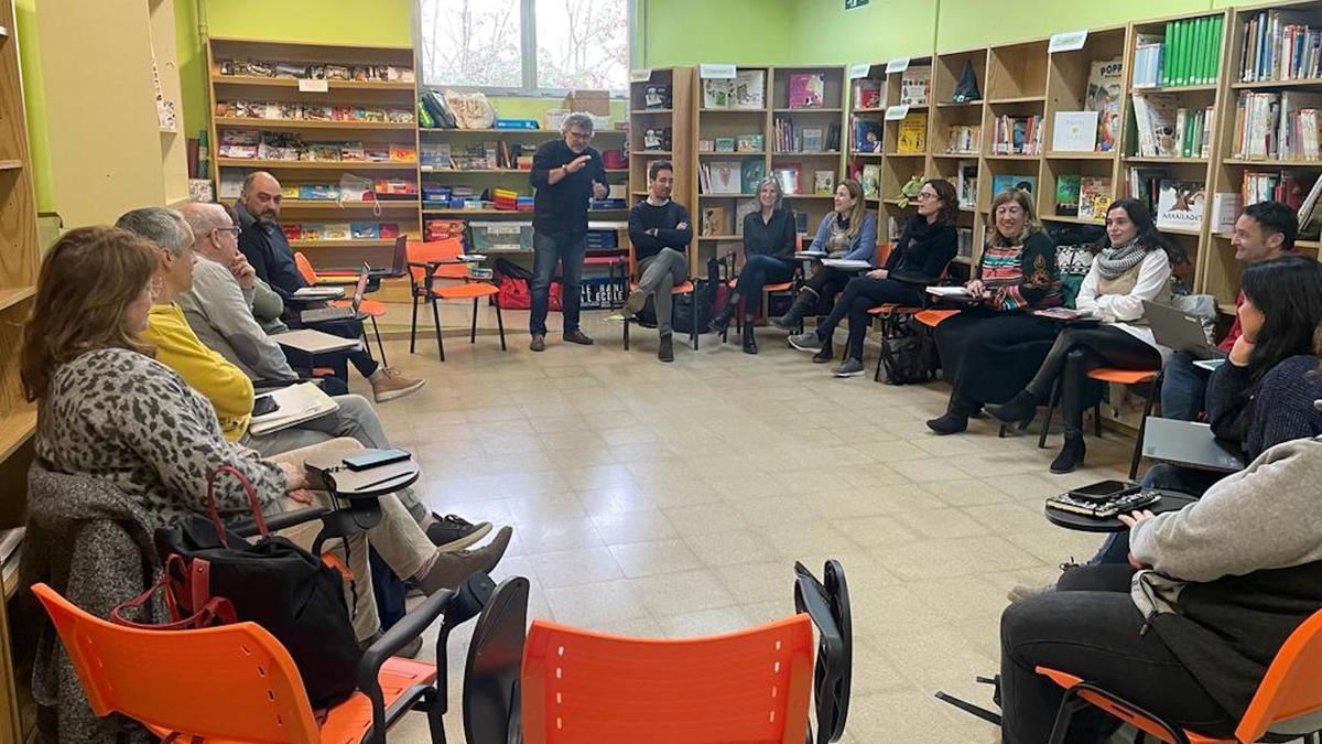 El director dels serveis territorials d&#039;Educació a Girona, Àdam Manyé, durant una reunió amb els directors de centres del Ripollès .