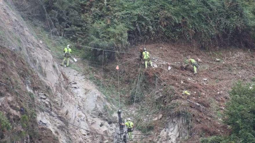 Las tareas para estabilizar el talud, un espectáculo más en Cudillero