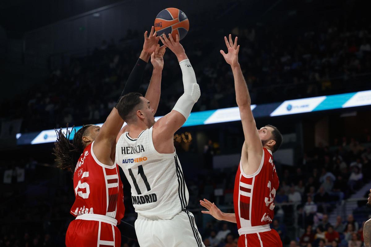 Hezonja lanza a canasta por encima de Mirotic en el Movistar Arena