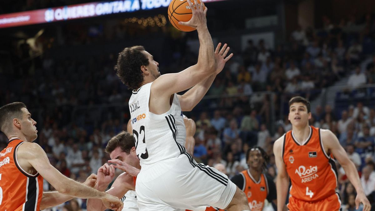 MADRID, 22/06/2025.- El base del Real Madrid Sergio Llull entra a canasta durante el segundo partido de la final de la Liga Endesa que Real Madrid y Valencia Basket disputan este domingo en el Movistar Arena, en Madrid. EFE/ Mariscal