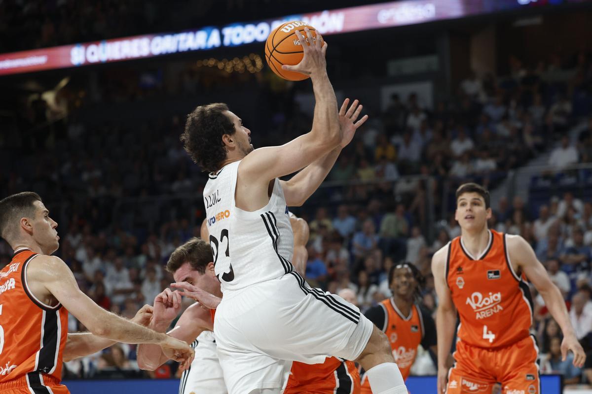 MADRID, 22/06/2025.- El base del Real Madrid Sergio Llull entra a canasta durante el segundo partido de la final de la Liga Endesa que Real Madrid y Valencia Basket disputan este domingo en el Movistar Arena, en Madrid. EFE/ Mariscal