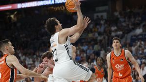 MADRID, 22/06/2025.- El base del Real Madrid Sergio Llull entra a canasta durante el segundo partido de la final de la Liga Endesa que Real Madrid y Valencia Basket disputan este domingo en el Movistar Arena, en Madrid. EFE/ Mariscal