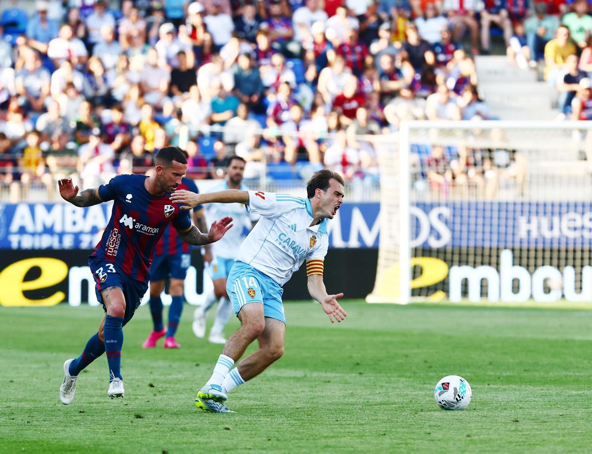 Francho Serrano, perseguido por Óscar Sielva, durante el derbi en El Alcoraz.