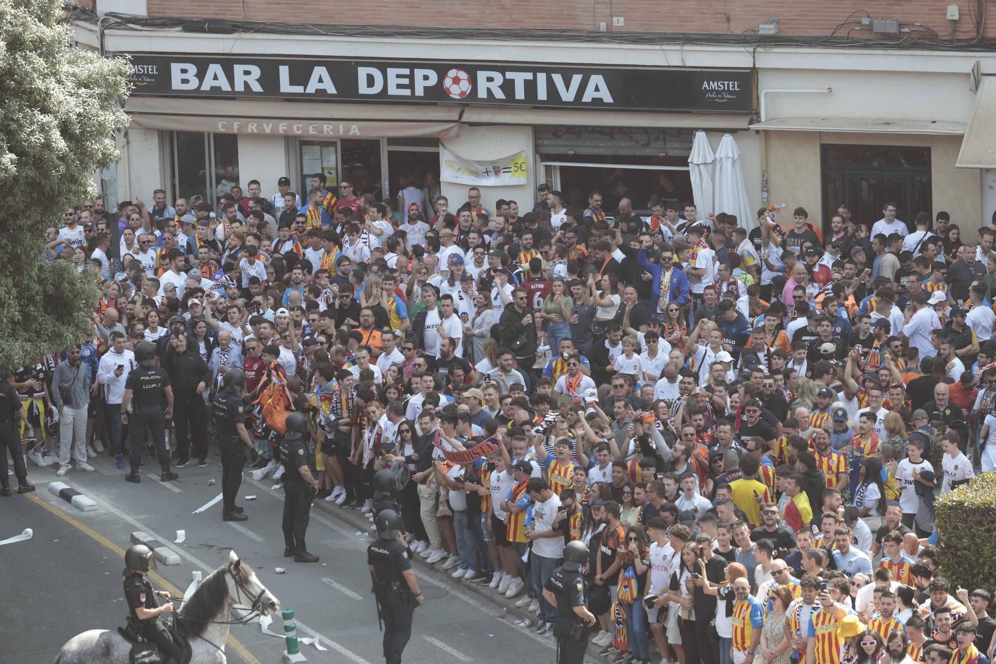 Ambientazo en la llegada de los equipos