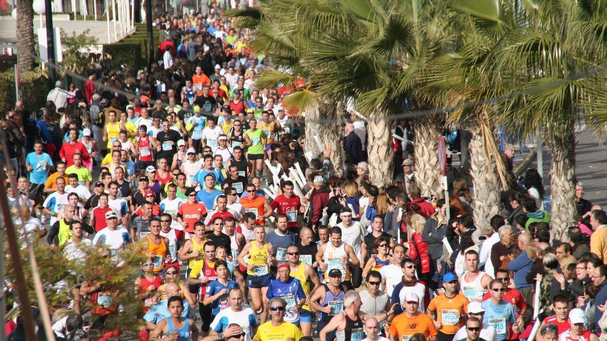 Corredores populares en la Mitja Marató de Santa Pola