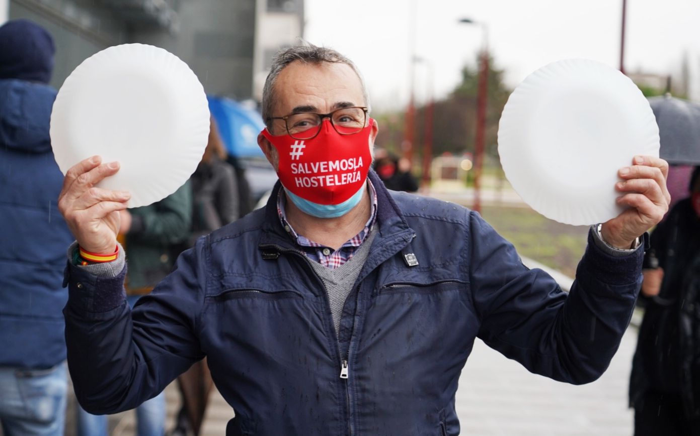 El sector hostelero de Castilla y León rompe platos en protesta por su situación frente al COVID