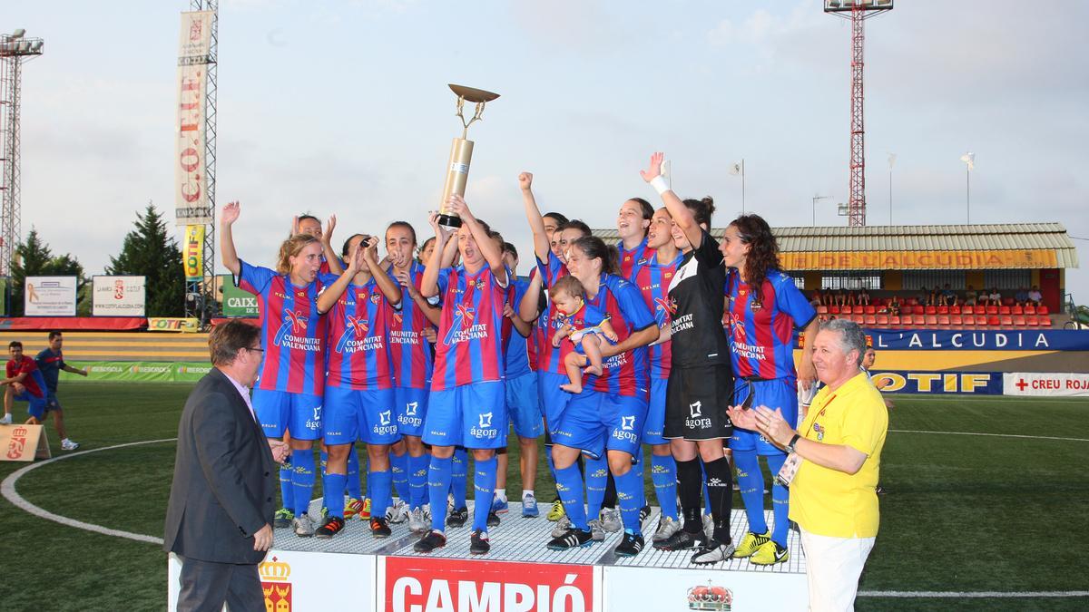 El Levante UD alzando su trofeo de campeonas del COTIF.