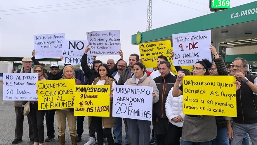 El gasolinero de Alcosa lanza un grito de auxilio a sus vecinos: "Me lo quitan todo"