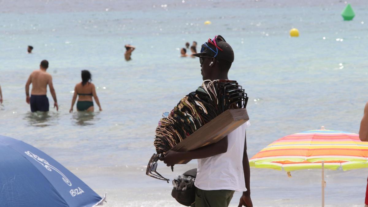 Vendedor ambulante en ses Salines.