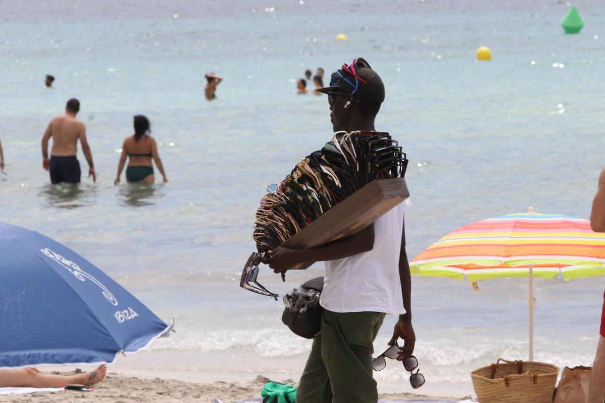 Vendedor ambulante en ses Salines.
