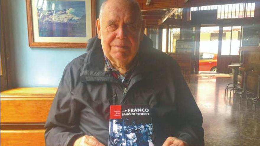 Ramiro Rivas, con el libro.