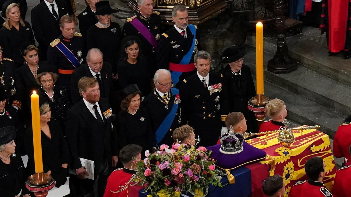 Juan Carlos I y Sofía, sentados junto a los actuales reyes de España, Felipe VI y Letizia, en el funeral de Isabel II.