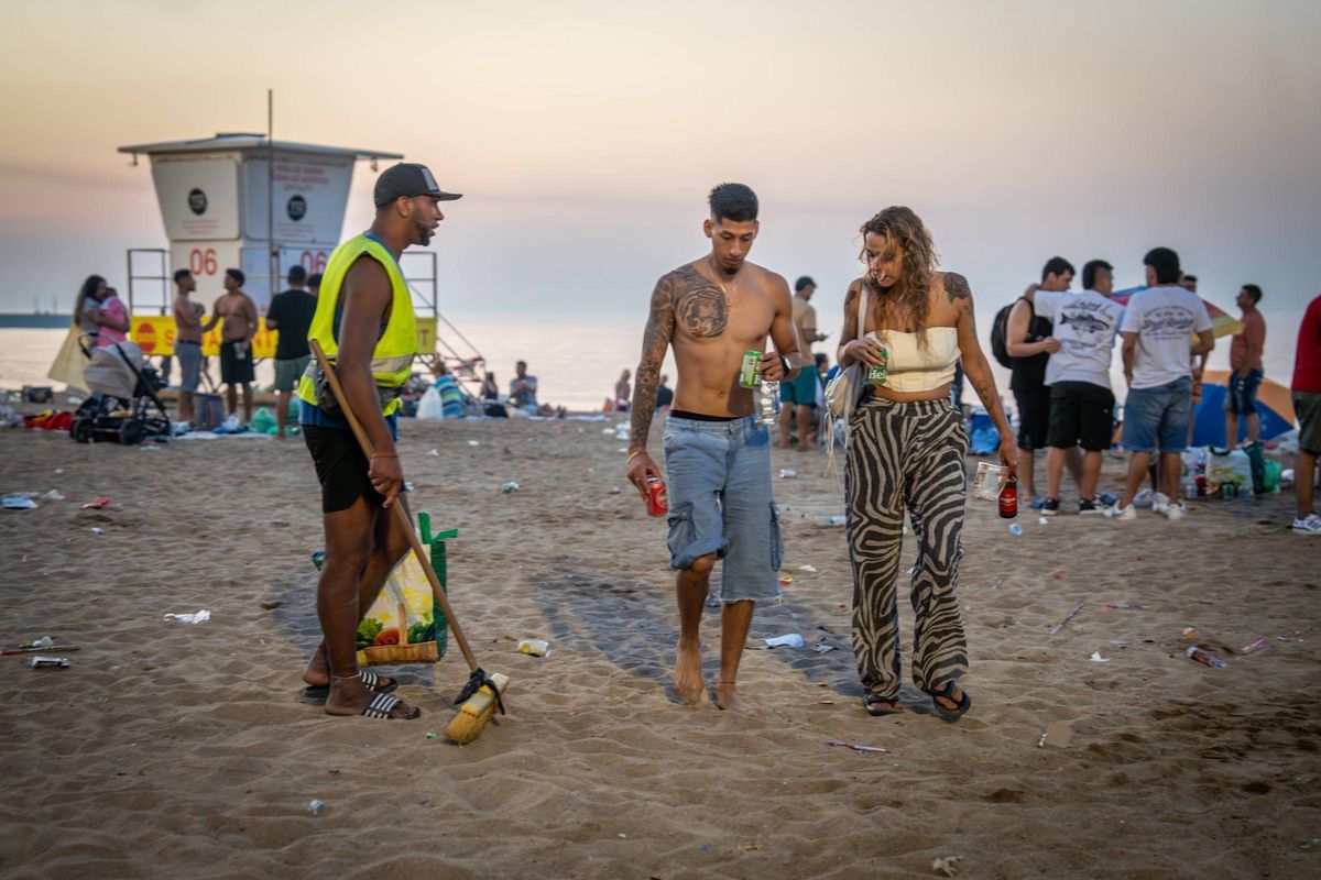 Limpieza de las playas de Barcelona tras la verbena de Sant Joan 2025