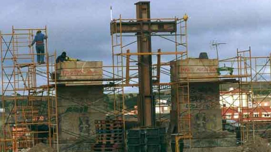 Retirada del homenaje a los caídos que durante años presidió el parque de San Martín.