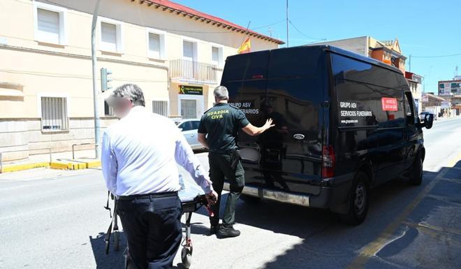 Investigación abierta en el cuartel de Dolores tras hallarse los cuerpos de un guardia civil, su mujer y su hijo
