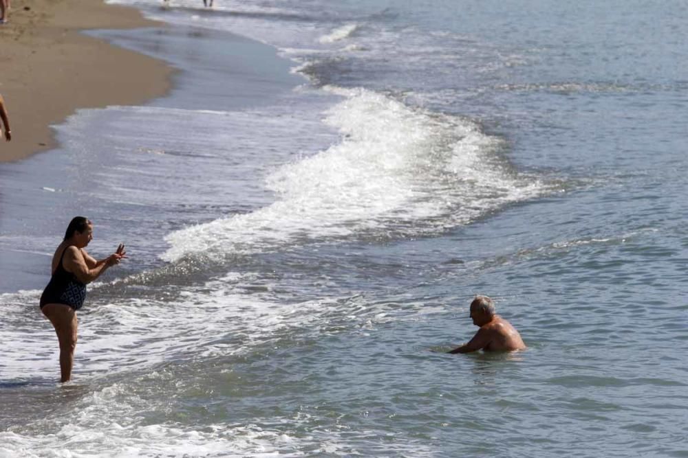 Los malagueños se lanzan a la playa