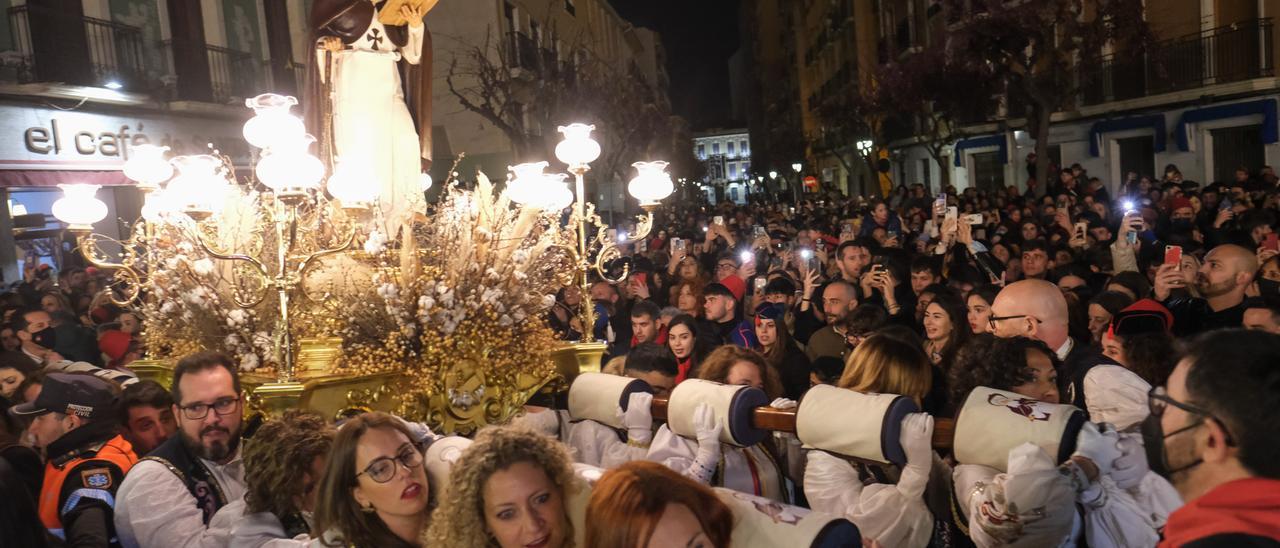 Miles de eldenses abarrotan la plaza del Ayuntamiento para cantar el pasodoble del patrón