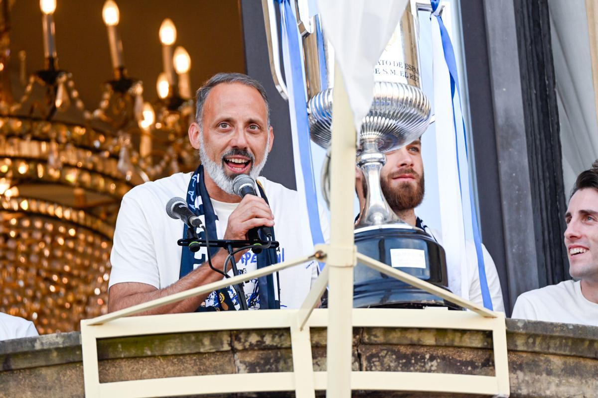 Varios aficionados de la Real Sociedad durante la celebración del equipo por la victoria en la Copa del Rey Varios aficionados de la Real Sociedad durante la celebración del equipo por la victoria en la Copa del Rey