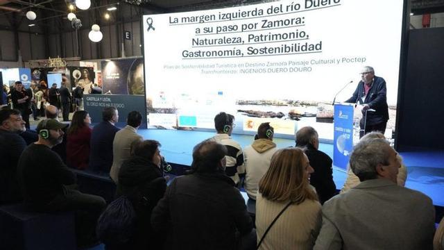 El concejal de Turismo expone al público las acciones previstas.