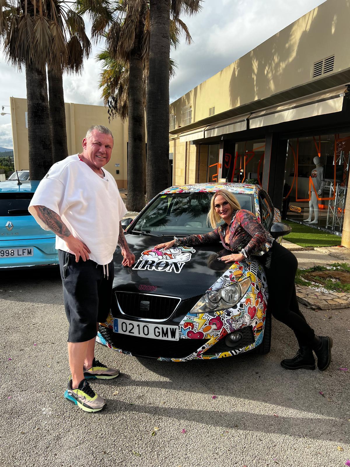 Haben ein Faible für Autos: Caro und Andreas Robens.