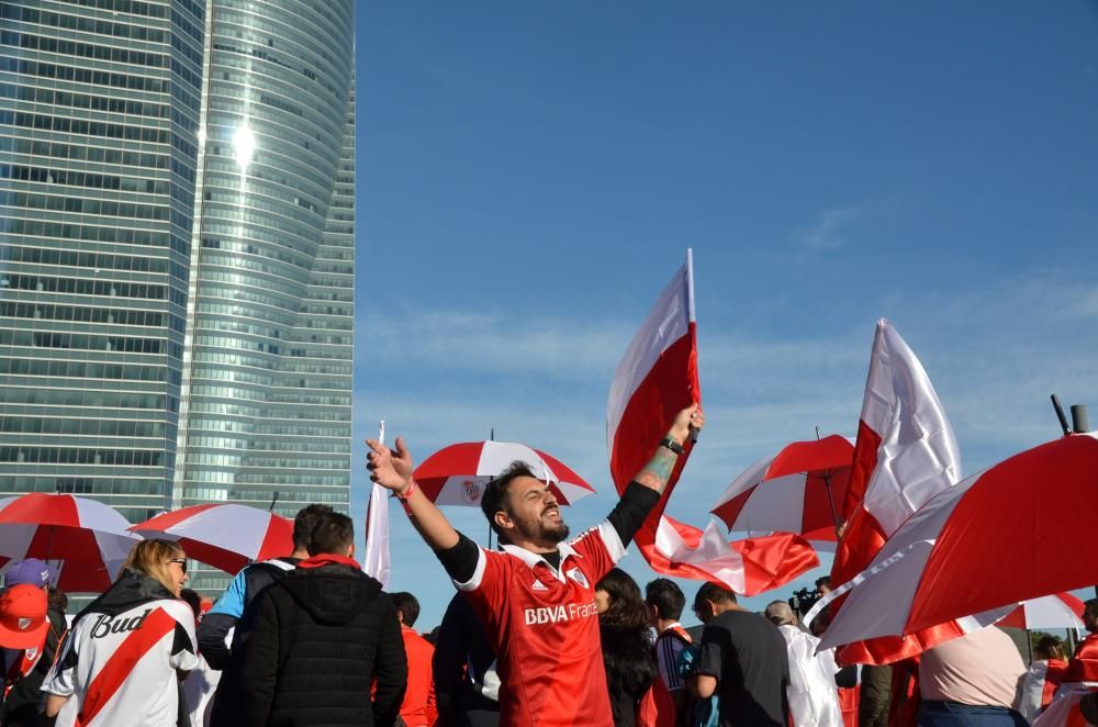 Las aficiones de River y Boca llenan Madrid