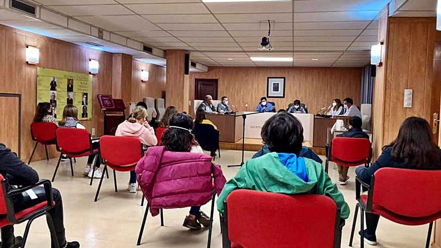 Reunió de l’alcalde, regidors i tècnics amb els xiquets i joves | LEVANTE-EMV