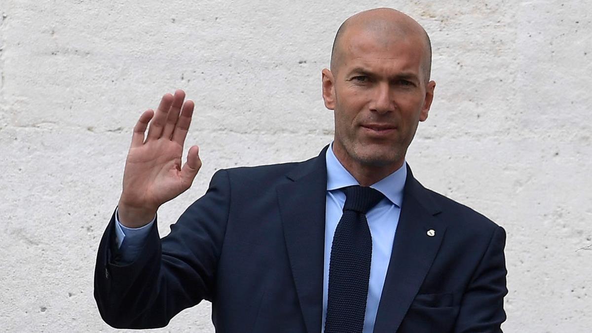 Zinedine Zidane saluda a los aficionados durante la rúa, el pasado 27 de mayo.