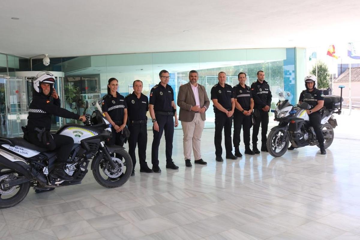 Los 147 agentes de la Policía Local de Mijas lucen ya sus nuevos uniformes.