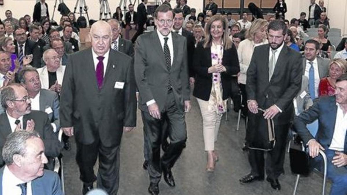 Mariano Rajoy, junto a la ministra de Trabajo, Fátima Báñez, el sábado en un acto con empresarios en Roquetas de Mar (Almería).