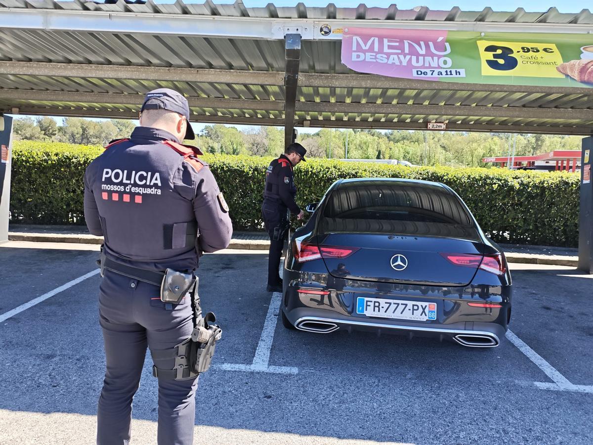 Els Mossos amb un vehicle que havien aturat a l'àrea de servei de Garrigàs mentre fan comprovacions.