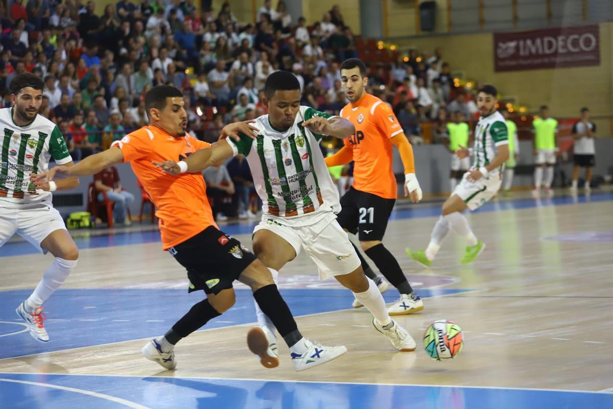 Muhammad intenta superar a un rival del Ribera Navarra.