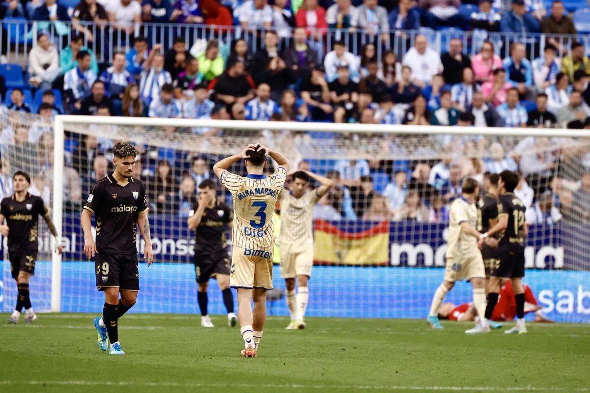 El lamento de Mika Mármol y Enrique Clemente, ayer, en La Rosaleda.